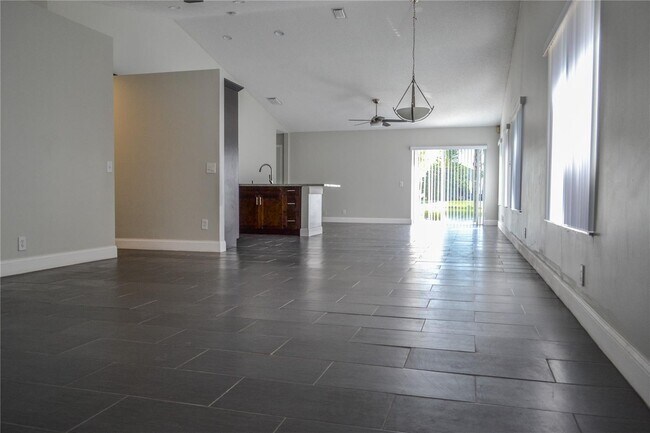 Building Photo - 802 San Remo Dr