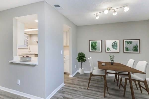 Área de estar renovada - Villas At Blue Cove Apartments