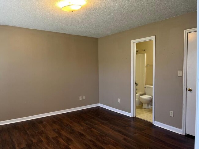 Building Photo - 125 River Oaks Dr