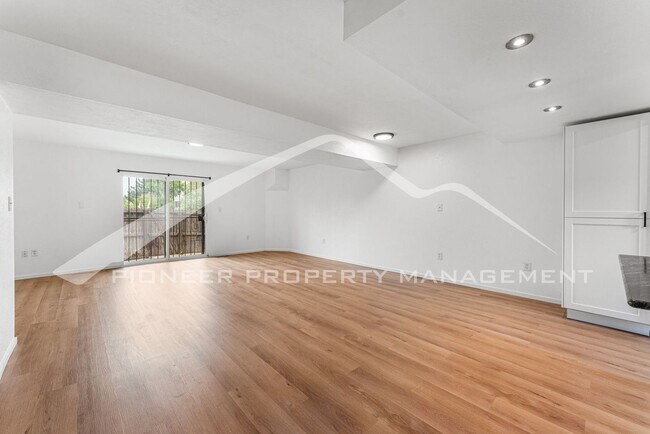 Foto del edificio - Charming Townhouse with Washer/Dryer and C...