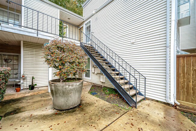 Building Photo - 9809 Richmond Ave