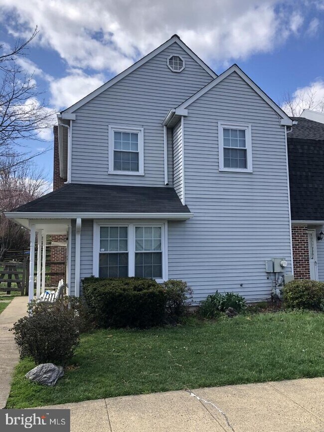Building Photo - 1502 Russett Dr