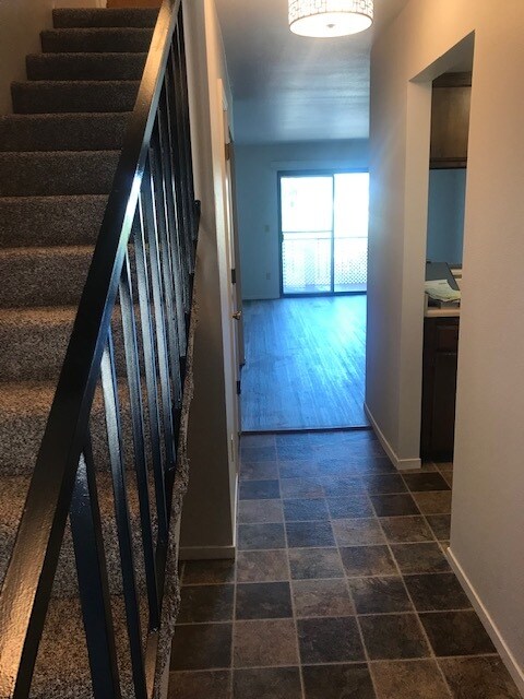 Building Photo - 810 Mission Sierra Ct