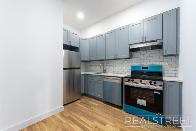 Building Photo - Brand New 3 Bed 2 Bath Parlor Floor in Rid...