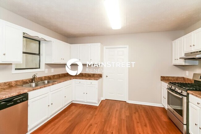 Foto del edificio - 3 Bedroom Pet-Friendly Home in Fairburn, G...