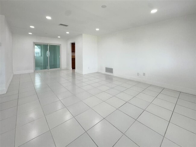 Foto del edificio - 310 Leisure Blvd