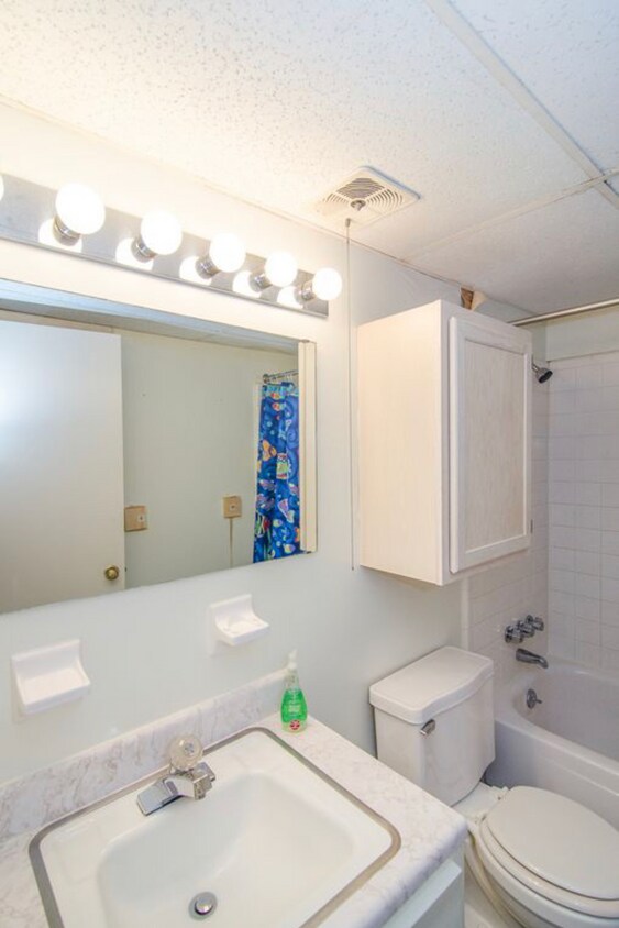 Bathroom - 3818 Country Club Rd