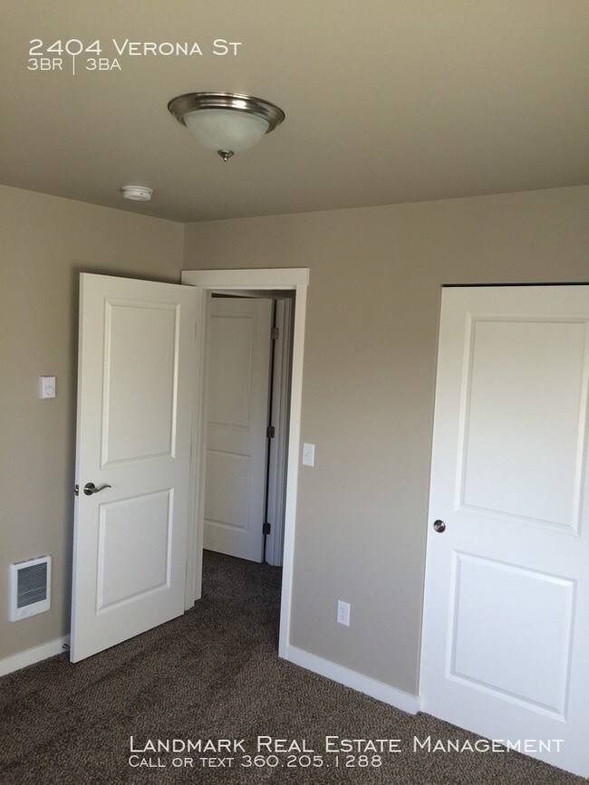 Building Photo - 3 Bedroom, 2.5 Bath Duplex!