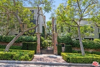 Building Photo - 8724 Shoreham Dr