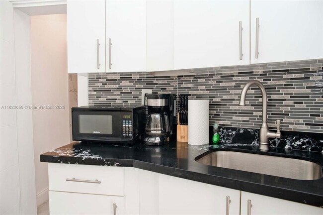 Building Photo - 4105 N Ocean Dr