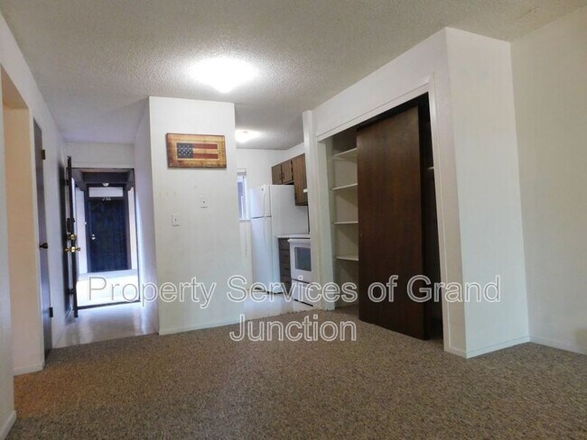 Foto del edificio - 3146 Lakeside Drive