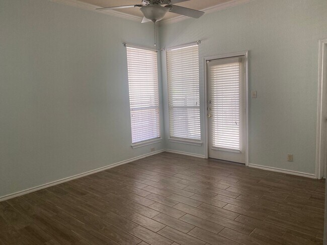 Foto del edificio - Beautiful 3 bedroom townhome available for rent for ASAP move in!!!! Medical Center Area!!!