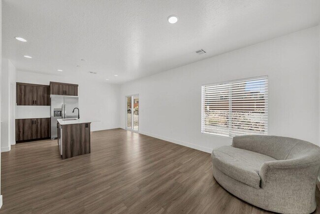Building Photo - Stunning End-Unit in South Desert Townhomes