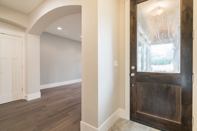 Foto del edificio - Luxury Townhome in the Heart of Lake Osweg...
