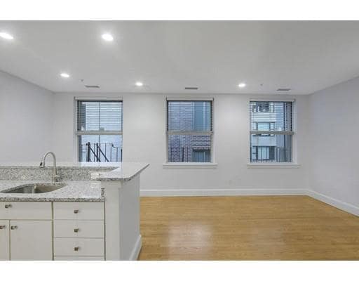 Building Photo - 140 Boylston St