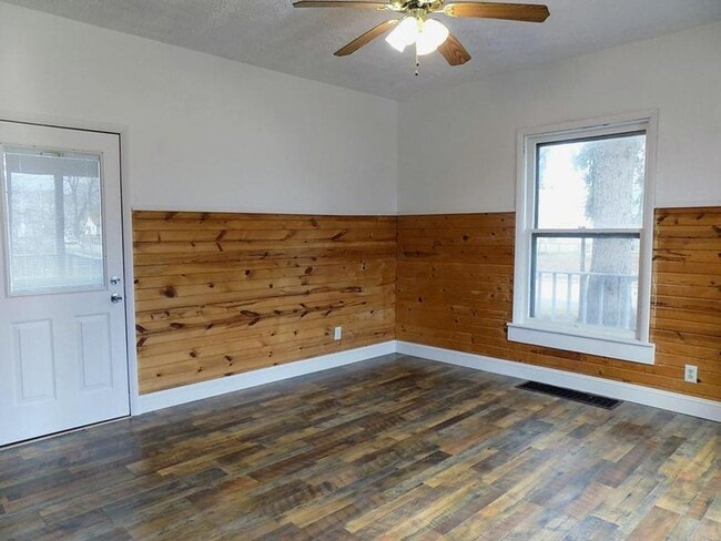 Building Photo - 4 Bedroom 1 bath