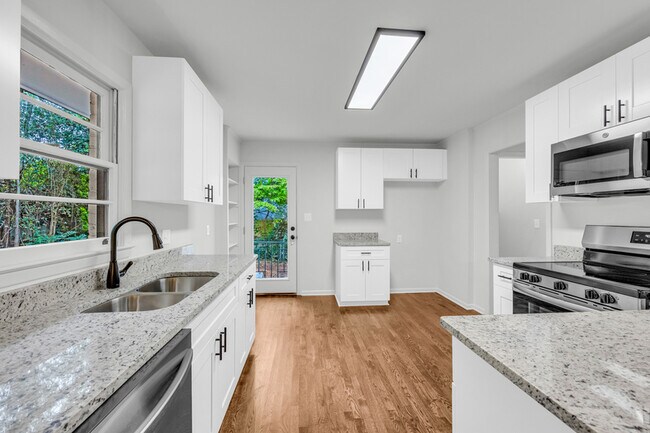 Foto del edificio - 211 Laramie Rd