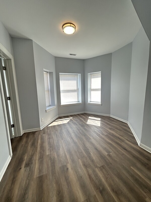 Foto principal - 7432 S Maryland Ave
