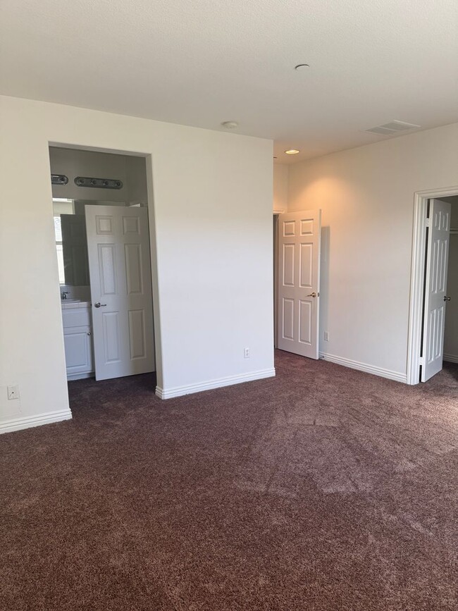 Building Photo - 3 Bedroom 2.5 Bathroom Lake Elsinore Condo!