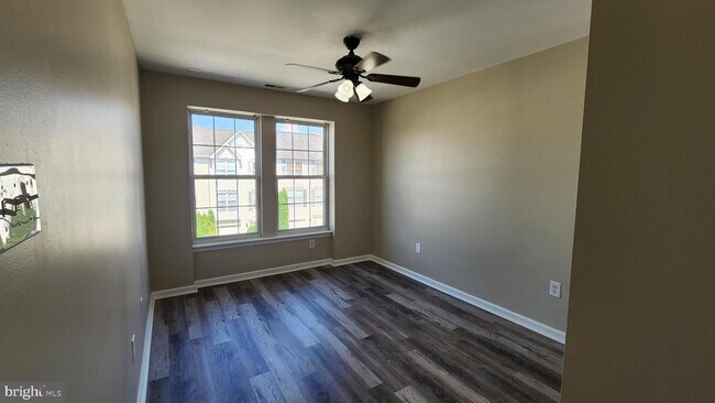 Building Photo - 10 S Sherman Dr