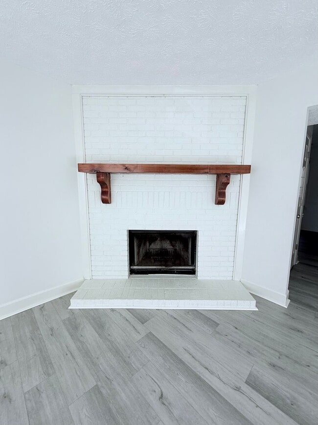 Building Photo - Gorgeous townhouse in great Gainesville location!