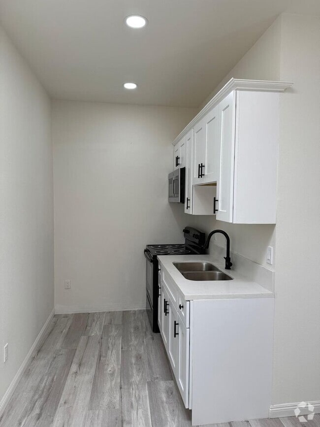 Building Photo - 45840 Coyote St