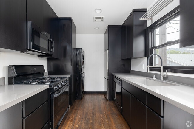 2BD, 2BA - 800SF - Kitchen - 1243-1261 North Genesee Avenue
