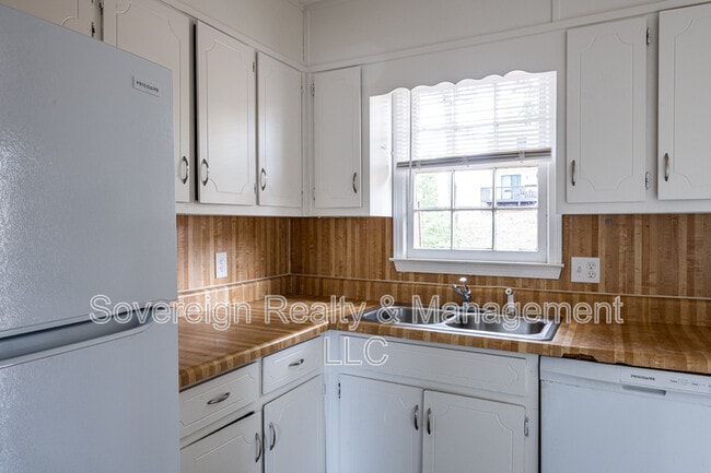 Building Photo - 582 Downing St