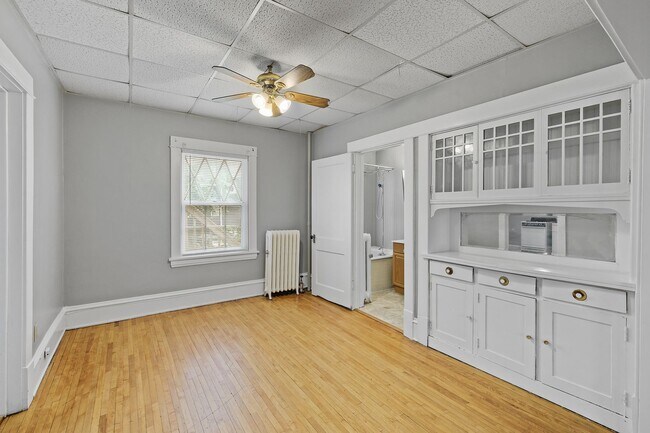 Building Photo - Cute 1 BR Available 9/1 in Longfellow Neig...