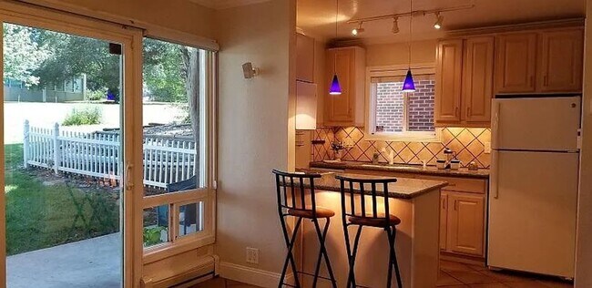 Foto del edificio - One Bedroom Condo Walking Distance to CU with Fenced Backyard and Flatiron Views!