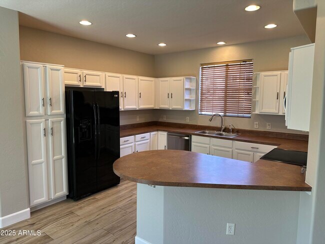 Building Photo - 320 W Mountain Sage Dr