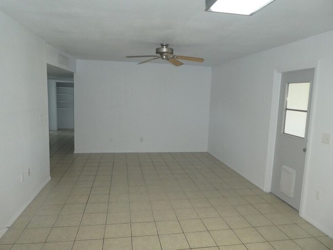 Building Photo - 330 W Juniper Ave