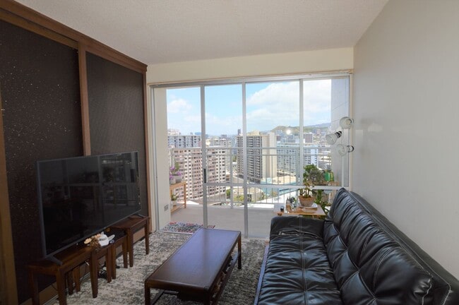 Building Photo - 1br/1ba/1pkg High Floor Kapiolani Manor