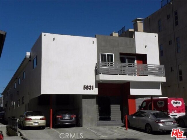 Foto del edificio - 5831 Carlton Way