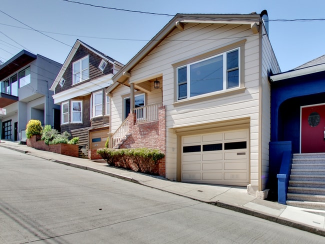 Building Photo - Modern 2-Bedroom with In-Home Laundry, Gar...