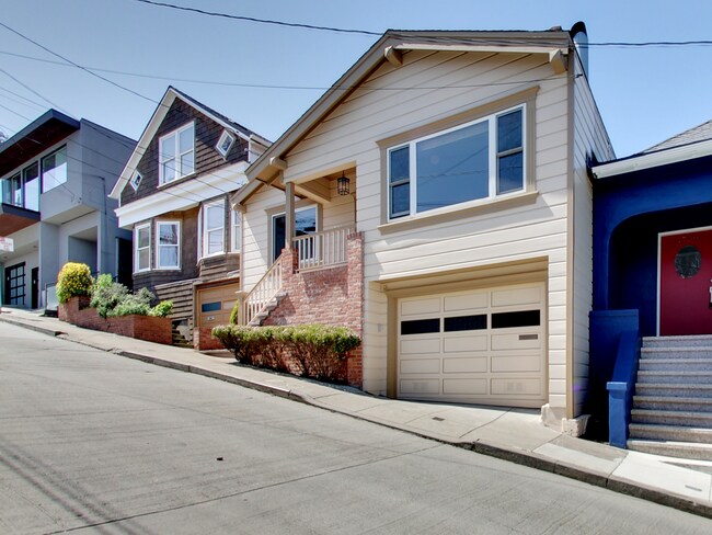 Foto del edificio - Modern 2-Bedroom with In-Home Laundry, Gar...