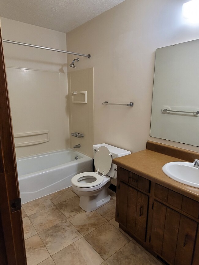 Full Bath - 1622 Davis Creek Rd