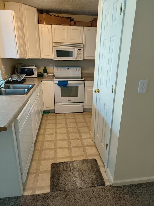 Foto del edificio - 3BR/2.5BA Condo with attached single-bay g...