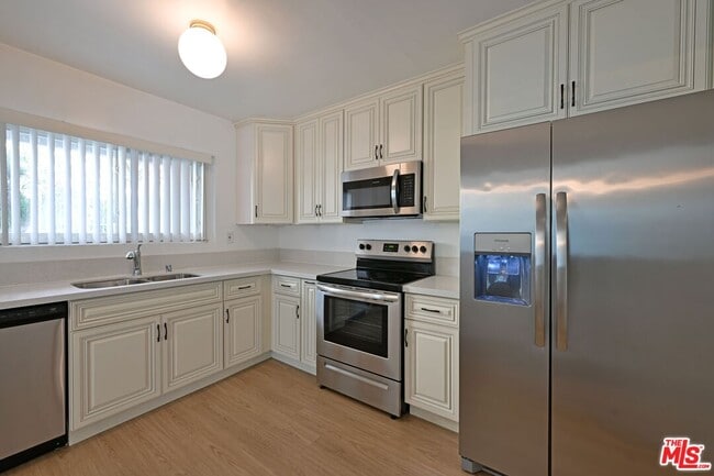 Building Photo - 1128 Rexford Dr