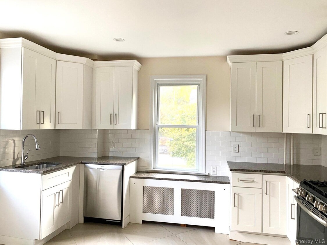 Primary Photo - 164 Ashford Ave