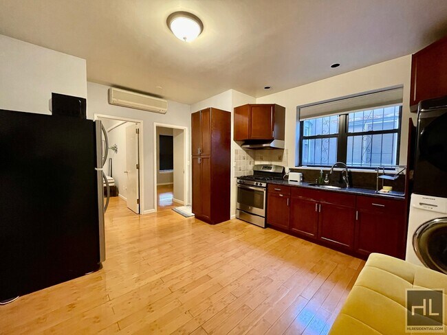 Building Photo - 1.5 bed located right on Ditmars Blvd with...