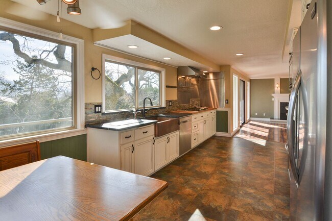 Foto del edificio - Incredible Peaceful View of the Valley 3 bed 2.5 bath 3 Car Garage