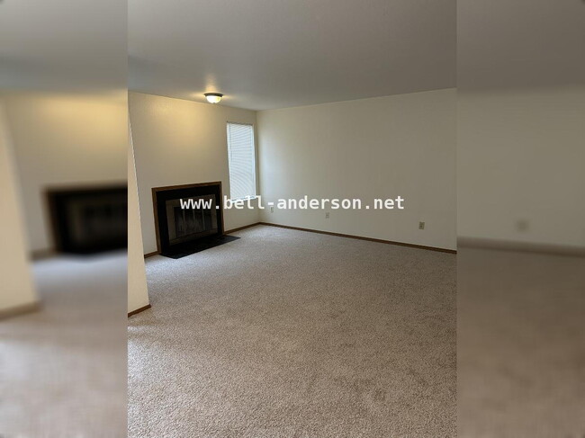 Building Photo - 2 Bedroom, 3 Bathroom Townhome Available for Immediate Move In