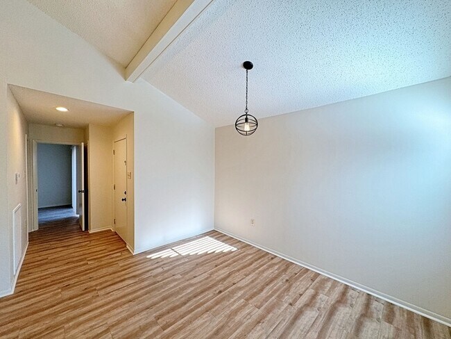 Building Photo - 2 Bedroom Ground Floor Condo- Updated near...