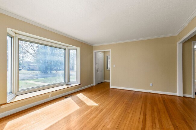 Building Photo - 3 Bed 2 Bath Home! Available Now!