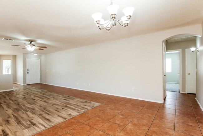Foto del edificio - 15066 W Buchanan St