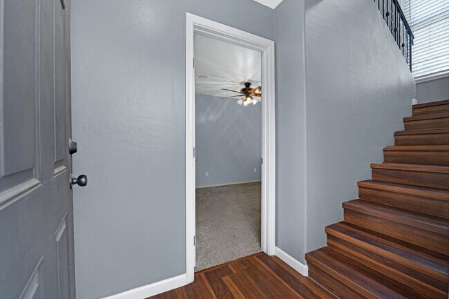 Foto del edificio - Modern Tri-Level Townhome in Copper Leaf C...