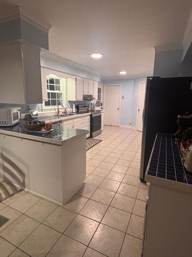Foto del edificio - Spacious 3BR/2.5BA Ranch-Style Home with P...