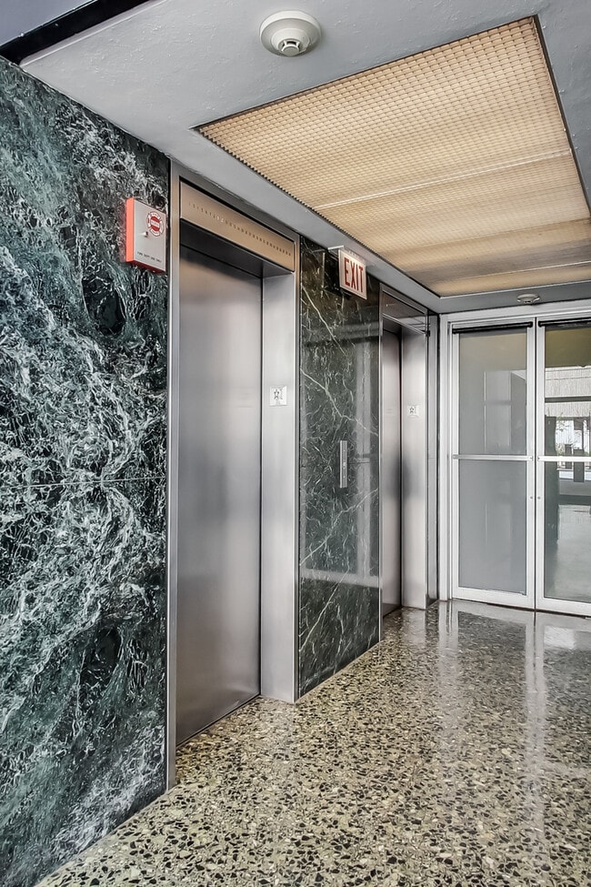 Building Photo - 910 N Lake Shore Dr