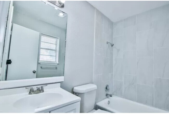 Building Photo - Spacious Newly Remodeled 3/2/2